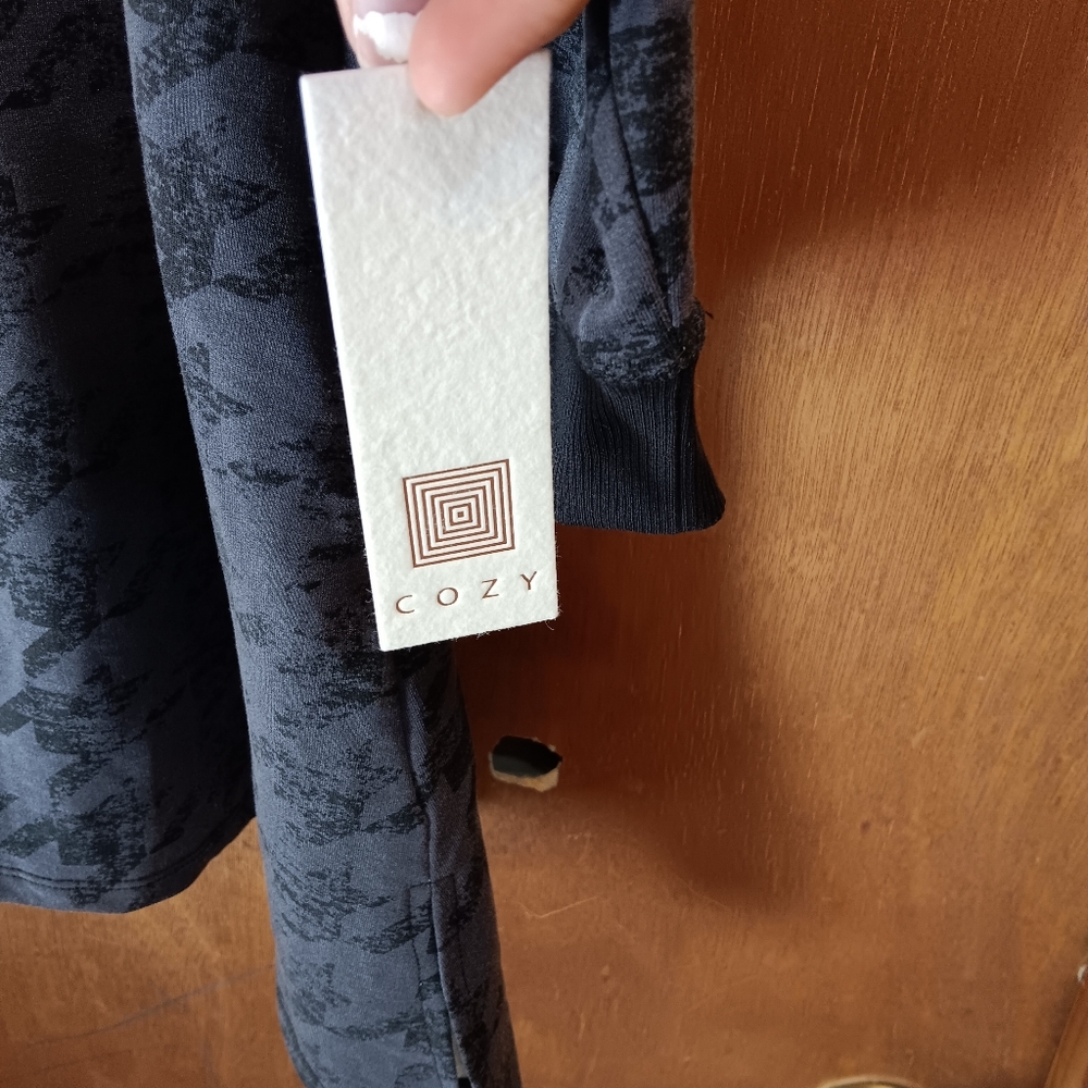 Cozy Gray Houndstooth Patterned Top - image 4